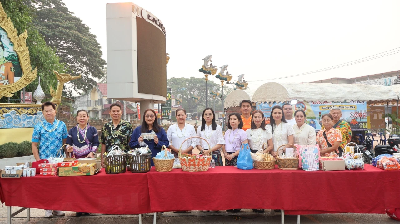 กิจกรรมทำบุญตักบาตรข้าวสารอาหารแห้ง แด่พระสงฆ์ จำนวน 99 รูป เนื่องในโอกาสวันสงกรานต์ หรือป๋าเวณีปี๋ใหม่เมือง ประจำปี 2569