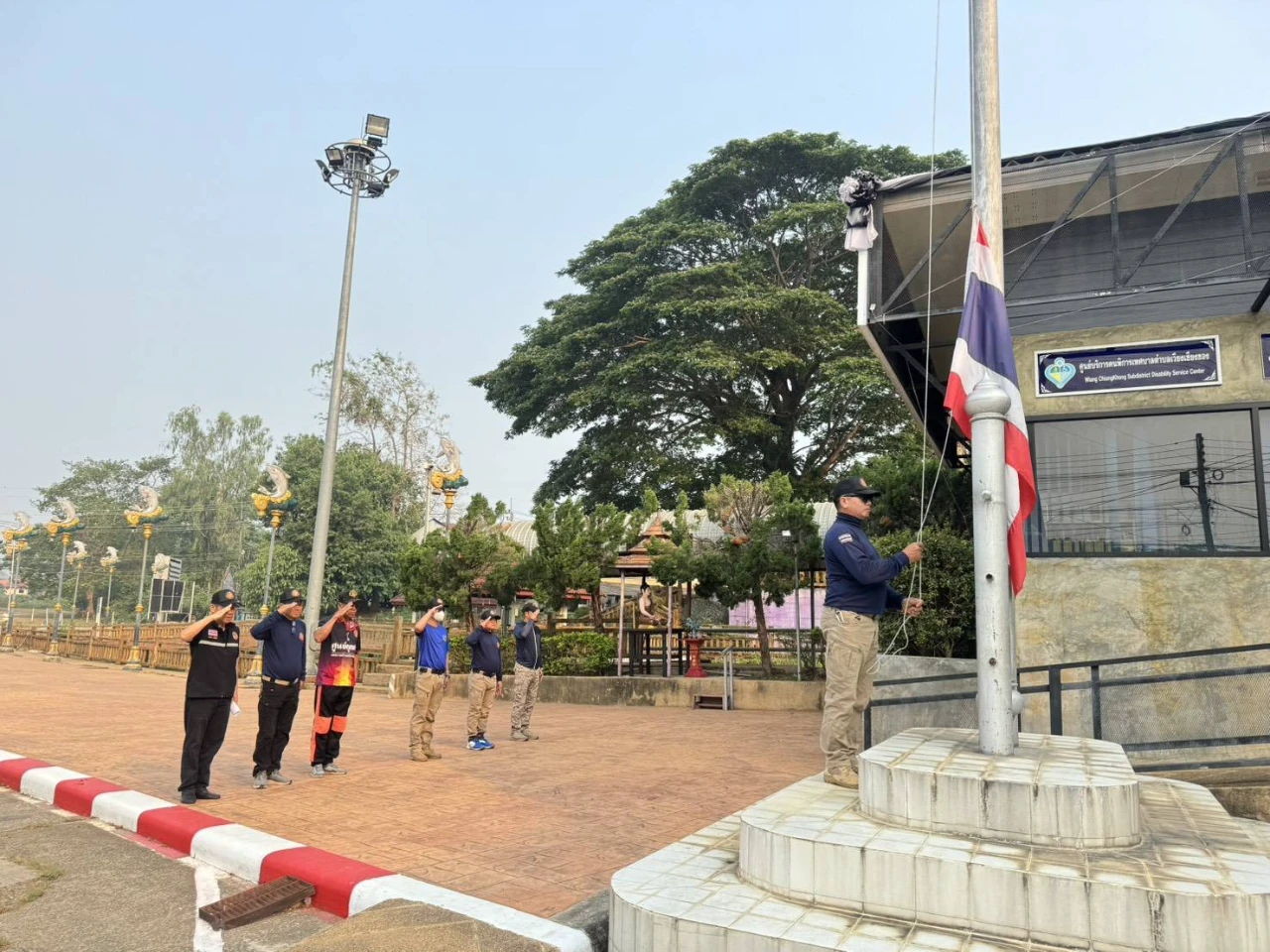 กิจกรรมเข้าแถวเคารพธงชาติ จากนั้นได้มอบนโยบาย แนวทางการปฏิบัติงาน และเตรียมความพร้อมในการปฏิบัติหน้าที่ของเจ้าหน้าที่