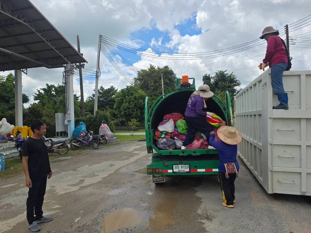 กองสาธารณสุขและสิ่งแวดล้อม ดำเนินการรวบรวมขยะอันตราย ภายในเขตเทศบาล นำไปกำจัดอย่างถูกต้องตามหลักสุขาภิบาล