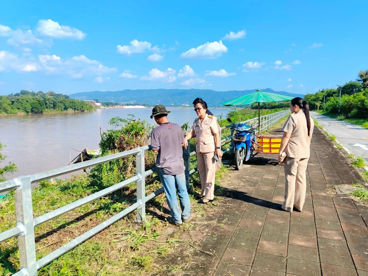 ลงพื้นที่ตรวจสอบบริเวณถนนระเบียงโขง เพื่อติดตามการดำเนินงานตัดแต่งต้นไม้ในพื้นที่ดังกล่าว
