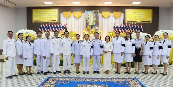 เข้าร่วมพิธีเจริญพระพุทธมนต์และทำบุญตักบาตรถวายพระราชกุศล และพิธีวางพานพุ่มดอกไม้ถวายราชสักการะ